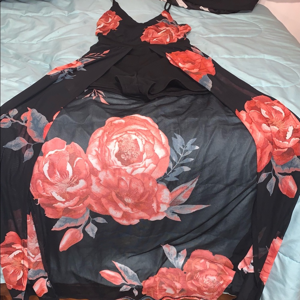 Black romper dress with red roses🌹